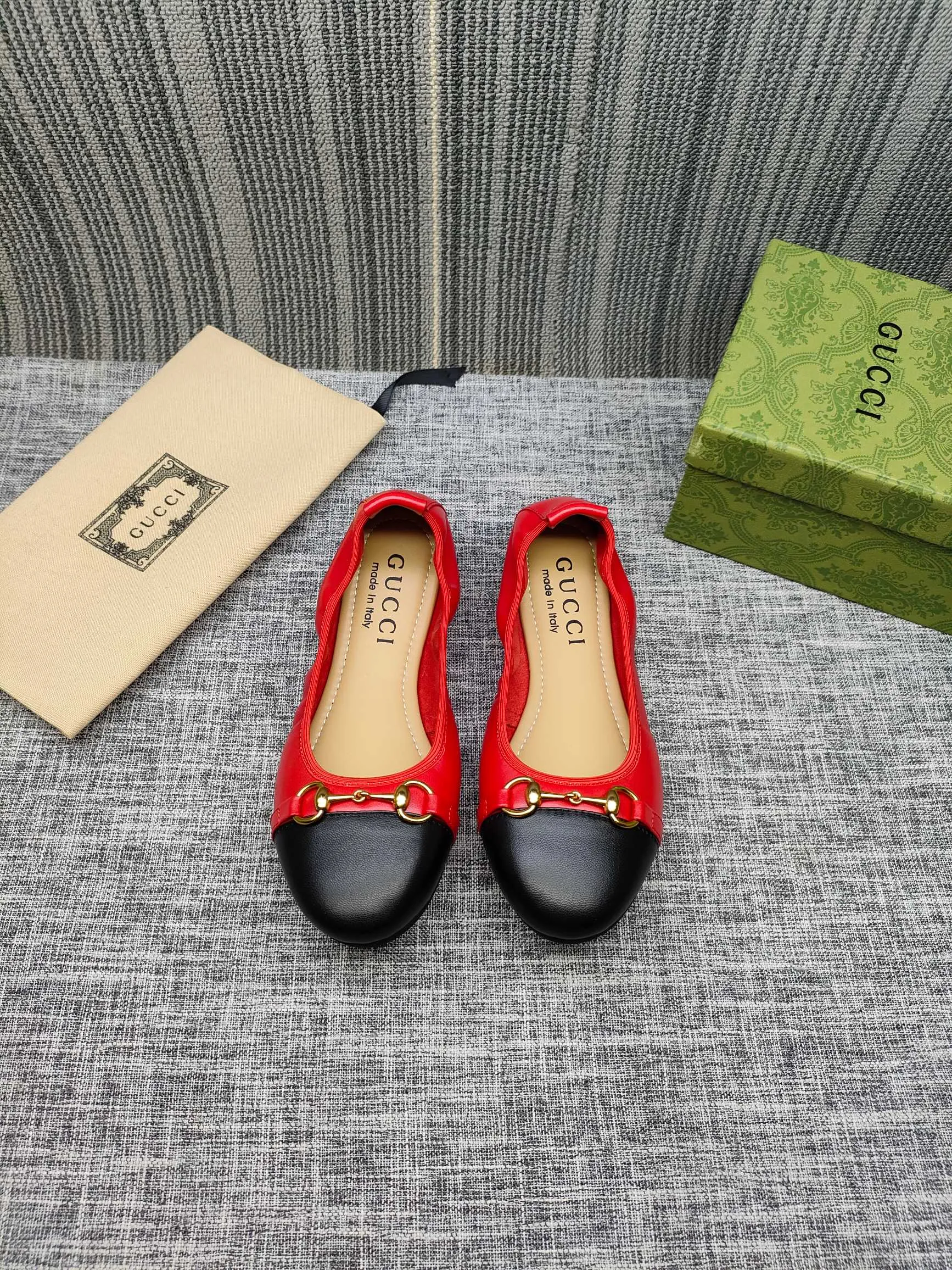 👟👟Ex-factory price 320👟👟 GUCCI's latest horsebit women's flat ballet shoes and egg roll shoes are super comfortable. The fabric is made of imported top-grade soft sheepskin. It is very comfortable on the feet and will not rub your feet. You can also roll it up and put it in your bag. It is easy to carry with you. The super soft soles are a must-have item for fairies whether you are going out for business, work, travel, shopping or at home. Fashionable and versatile, it is an indispensable pair of shoes for you. Fabric: Made of imported soft sheepskin Color: 6 colors available Outsole: PPC rubber outsole Size 34-42 (34.41.42 needs to be customized)
